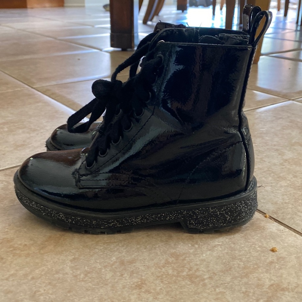 Easy toddler boots with sparkle soles